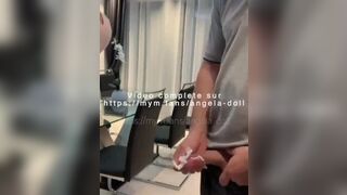 Я прошу своего сантехника трахнуть меня в анал порно